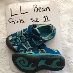 Girls size 11 LL Bean water shoes very good condition.